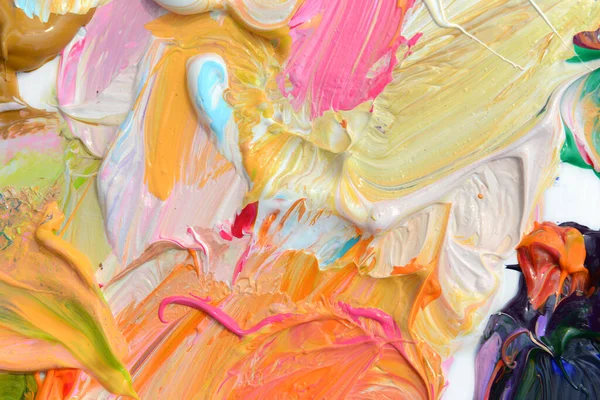 Beyaz arkaplanda farklı renkte renkli yağlı boya.