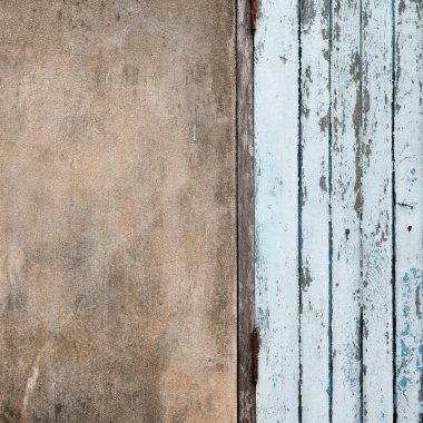 Beton duvarlı eski ahşap kapı