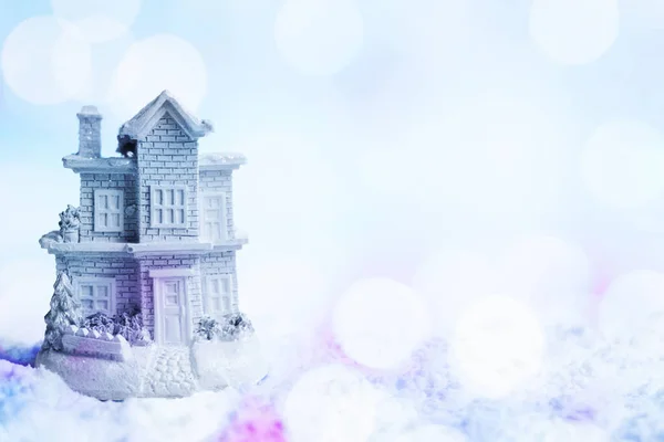 บ้านหิมะในหิมะที่มีผลกระทบ bokeh สีสัน . — ภาพถ่ายสต็อก
