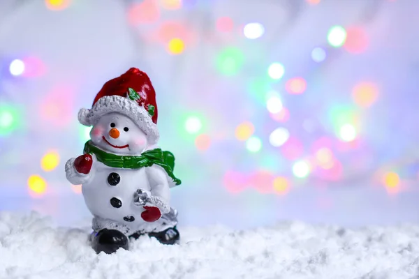 Schneemann im Schnee mit Bokeh verschwommenem Licht. — Stockfoto