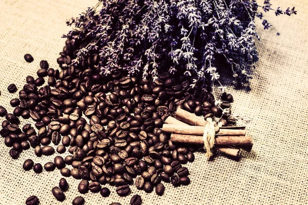 Serca, wykonany z ziaren kawy — Zdjęcie stockowe