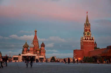 Rusya. Moskova. Kızıl meydan. Aziz Basil's Katedrali ve Kremlin. 16 Haziran 2016