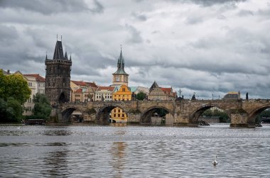 Charles Köprüsü arka planda Vltava Nehri