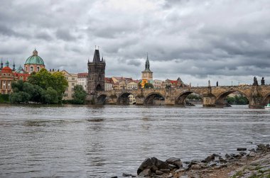 Charles Köprüsü arka planda Vltava Nehri