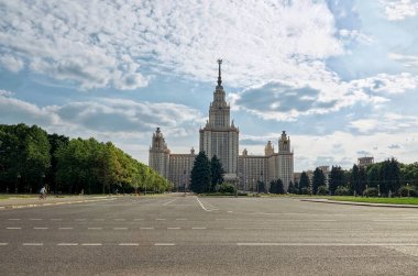 Rusya. Moskova. Moskova Devlet Üniversitesi serçe tepelerde Moskova'da bina.