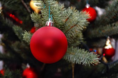 Kırmızı Top. Noel ağacı oyuncak.