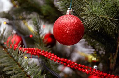 Kırmızı Top. Noel ağacı oyuncak.