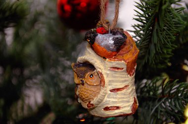 Noel ağacı oyuncak. Bir ağaç üzerinde bir kuş.