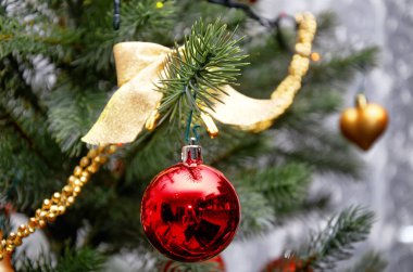 Kırmızı Top. Noel ağacı oyuncak.