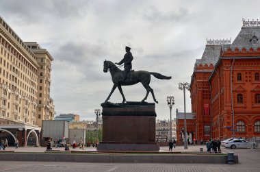 Rusya. Moskova. Marshal Zhukov'a Moskova'da Red Square yakınındaki Manezhnaya meydanında anıt. 25 Mayıs 2017