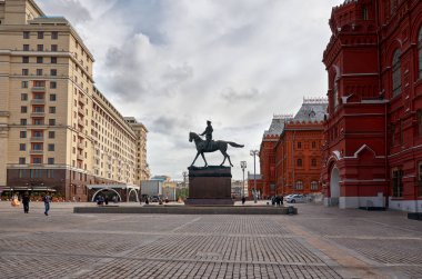 Rusya. Moskova. Marshal Zhukov'a Moskova'da Red Square yakınındaki Manezhnaya meydanında anıt. 25 Mayıs 2017