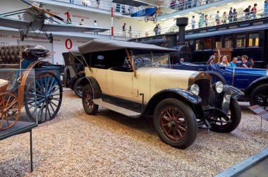 Çek Cumhuriyeti. Prag. Ulusal Teknik Müzesi. Antika araba. 11 Haziran 2016