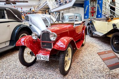 Çek Cumhuriyeti. Prag. Ulusal Teknik Müzesi. Vintage kırmızı araba. 11 Haziran 2016