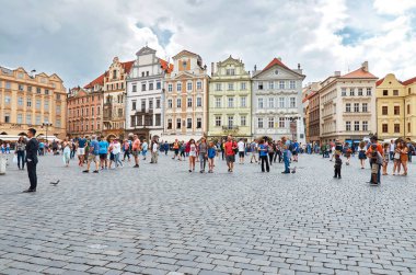 Çek Cumhuriyeti. Prag. İnsanlar Prag eski şehir Meydanı dinlenin. 13 Haziran 2016