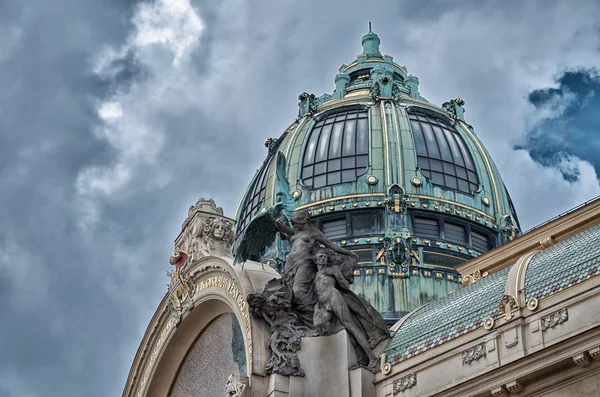 Tjeckien Prag Skulptur Taket Byggnaden Juni 2016 — Stockfoto