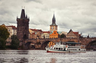 Çek Cumhuriyeti. Prag. Prag'daki Charles Köprüsü arka plan üzerinde Vltava Nehri üzerinde tekne. 17 Haziran 2016.