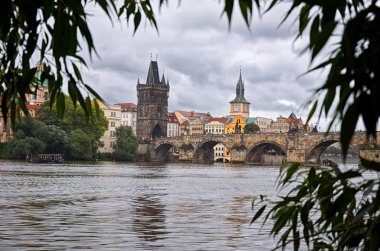 Çek Cumhuriyeti. Prag. Nehri Vltava ve Prag Charles Köprüsü. 17 Haziran 2016.