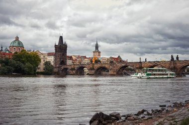 Çek Cumhuriyeti. Prag. Prag'daki Charles Köprüsü arka plan üzerinde Vltava Nehri üzerinde tekne. 17 Haziran 2016.