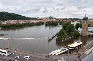 Çek Cumhuriyeti. Prag. Bir görünümü Vltava Nehri Prag, Rellova caddenin yanındaki orta kısmında bulunan dans ev ofis binası yükseklikten. 17 Haziran 2016.