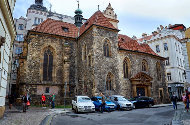 Çek Cumhuriyeti. Prag. Prag sokakta eski bir kilise. 17 Haziran 2016.