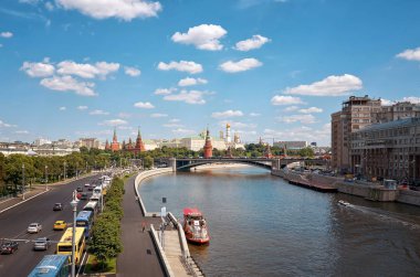 Rusya. Moskova. Moskova'da Kremlin arka plan üzerinde yüzen ile Moskova Nehri Gemi. 20 Haziran 2016.