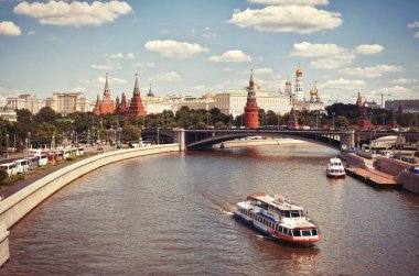Rusya. Moskova. Moskova'da Kremlin arka plan üzerinde yüzen ile Moskova Nehri Gemi. 20 Haziran 2016.