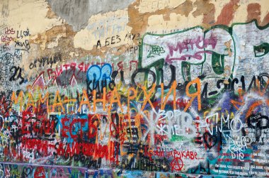 Rusya. Moskova. Duvar müzisyen ve rock efsanesi Viktor Tsoi eski Arbat üzerinde bellek. Moskova Krivoarbatsky lane bakan Arbat genelinde ev numarası 37 duvar. 20 Haziran 2016.