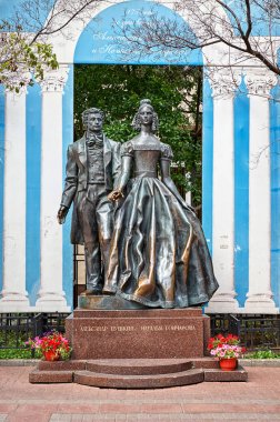 Rusya. Moskova. Puşkin ve Goncharova Moskova'da anıt Arbat bronz heykeller büyük Rus şair Alexander Pushkin ve karısını Natalia Nikolaevna Goncharova bir granit kaide üzerinde. 20 Haziran 2016.