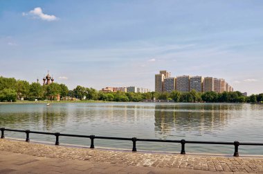 Rusya. Moskova. Ostankino su birikintisi yakın Ostankino Tv kulesi. 21 Haziran 2016.