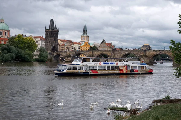 Czech Republic Prague Boat Vltava River Background Charles Bridge Prague — Stock Photo, Image