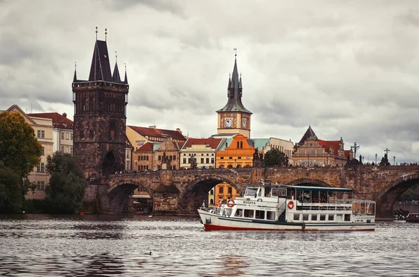 République Tchèque Prague Bateau Sur Rivière Vltava Sur Fond Pont — Photo