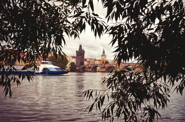 Δημοκρατία Της Τσεχίας Πράγα Βάρκα Στον Ποταμό Μολδάβα Στο Παρασκήνιο — Φωτογραφία Αρχείου