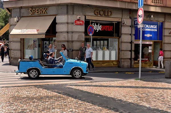 República Checa Praga Viejo Coche Azul Calle Praga Distrito Vyehrad — Foto de Stock