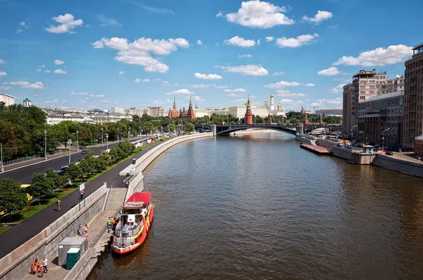 俄罗斯 莫斯科 莫斯科河与漂浮的船在克里姆林宫的背景下莫斯科 2016年6月20日 — 图库照片