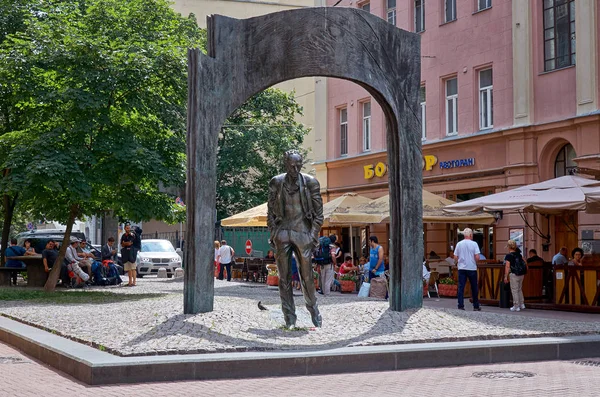 俄罗斯 莫斯科 Bulat Shalvovich Okudzhava 的纪念碑 苏联和俄国诗人 作曲家 散文作家和编剧的纪念碑 2016年6月20日 — 图库照片