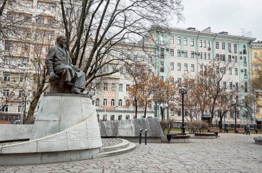 Rusya. Moskova. Kazak şair ve yazar ve eğitimci Chistoprudny Bulvarı Moskova'da Abay Kunanbayev Anıtı. 18 Kasım 2017