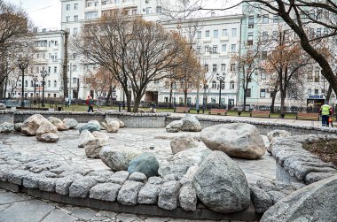 Rusya. Moskova. Çeşme ve arka plan üzerinde eski Moskova Chistye Prudy İlçesi'nde ev sahipliği yapmaktadır. 18 Kasım 2017