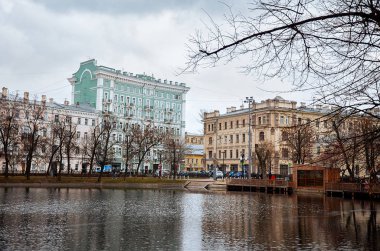 Rusya. Moskova. Arka plan eski evlerin temiz havuz Moskova'da. 18 Kasım 2017