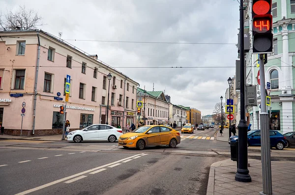 Rusia Moscú Taxi Amarillo Fondo Casas Antiguas Moscú Zona Chistye — Foto de Stock