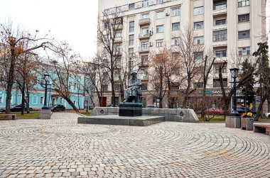 Rusya. Moskova. Çernişevski temiz gölet üzerinde anıt. 18 Kasım 2017