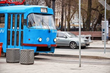 Rusya. Moskova. Moskova Chistye Prudy alanında mavi bir tramvay. 18 Kasım 2017