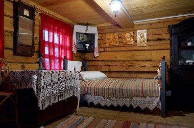 Rusya. Karelya. Petrozavodsk. Sheltozero Veps Etnografya Müzesi R. s. Lonin sonra adında. Evin iç dekorasyon. 15 Kasım 2017