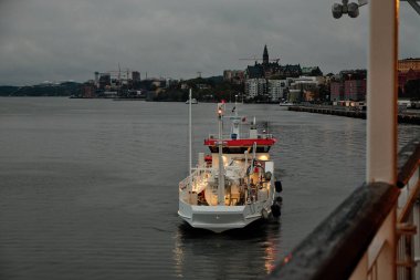 İsveç. Stockholm. Stockholm sahili sabahın erken saatlerinde. Sabahın ışıkları. Eylül 17, 2018