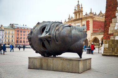 Polonya. Krakow. Krakow 'daki Pazar Meydanı' ndaki Eros Ortaklaşa Heykel. 21 Şubat 2018
