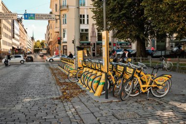 Finlandiya. Helsinki. Helsinki 'nin evleri ve sokakları. Kentsel sonbahar manzarası. 16 Eylül 2018