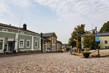 Finlandiya. Porvoo. Porvoo'nun evleri ve sokakları. Şehir sonbahar manzara. Eylül 21, 2018
