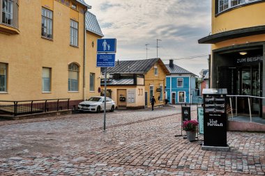Finlandiya. Porvoo. Porvoo'nun evleri ve sokakları. Şehir sonbahar manzara. Eylül 21, 2018
