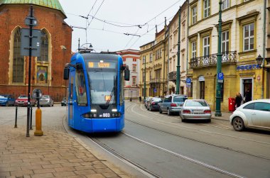 Polonya. Krakow. Krakow'da mavi tramvay. Şubat 21, 2018