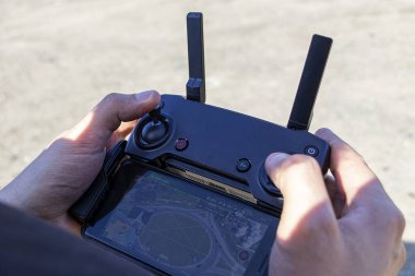 Yakın plan adam uzaktan kumandalı uzaktan kumandalı uzaktan kumandalı insansız hava aracı.