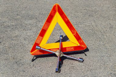 Yolda hasarlı lastiği değiştiriyorum. Araba sigortası kavramı